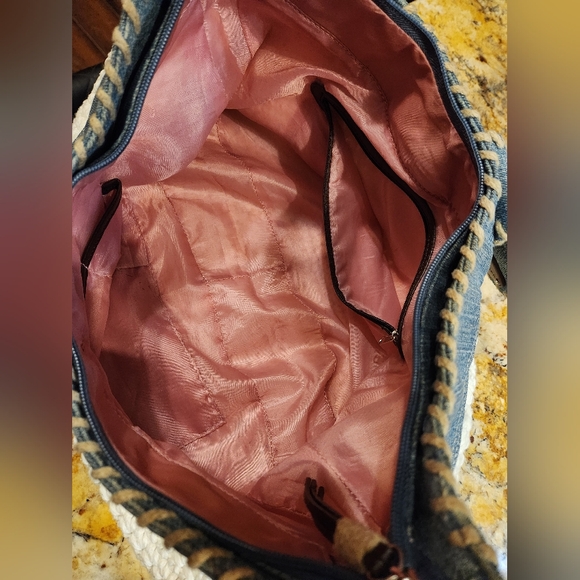 Tommy Hilfiger crochet purse. - Picture 4 of 8